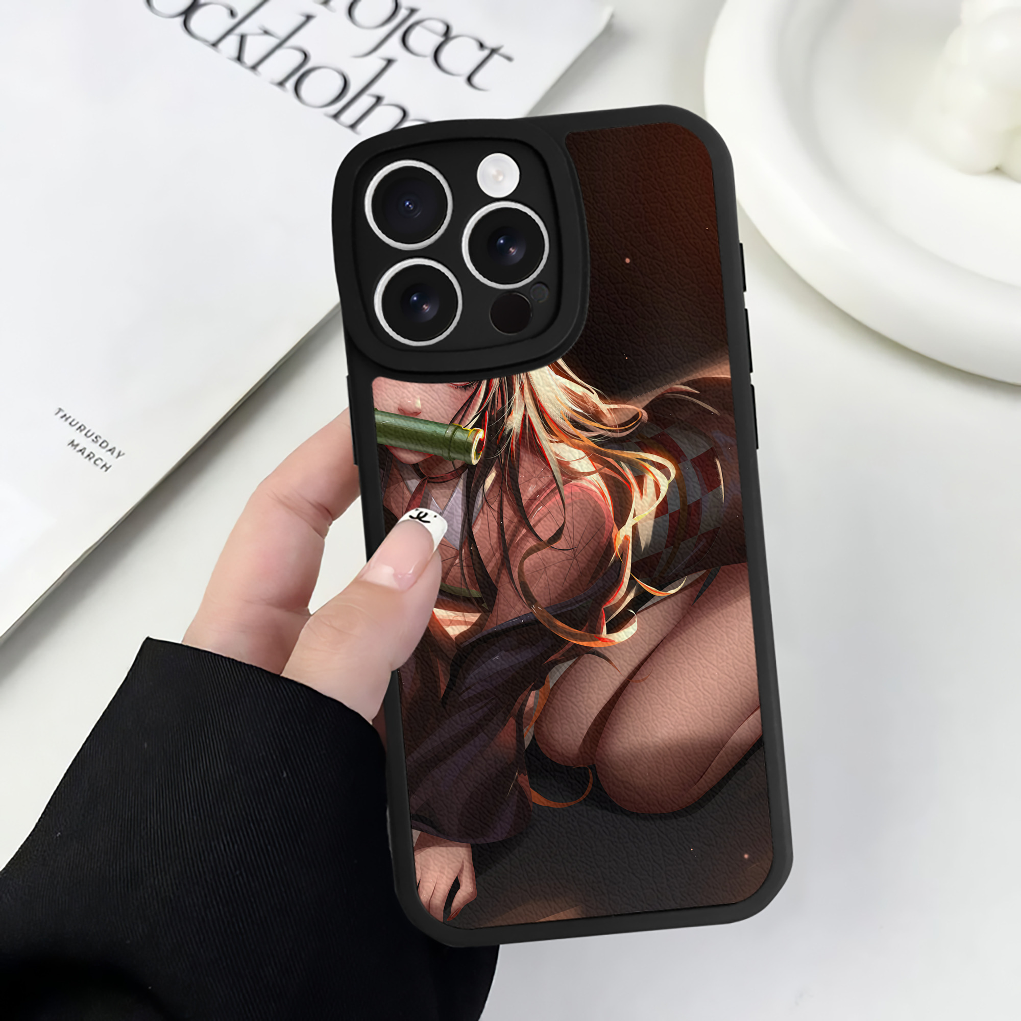 （画像用） 鬼滅の刃（きめつのやいば）竈門 禰󠄀豆子／かまど ねずこ Kamado Nezuko 【iPhone 16シリーズ対応】シリコンスマホケース（レザー調） 材質：シリコン